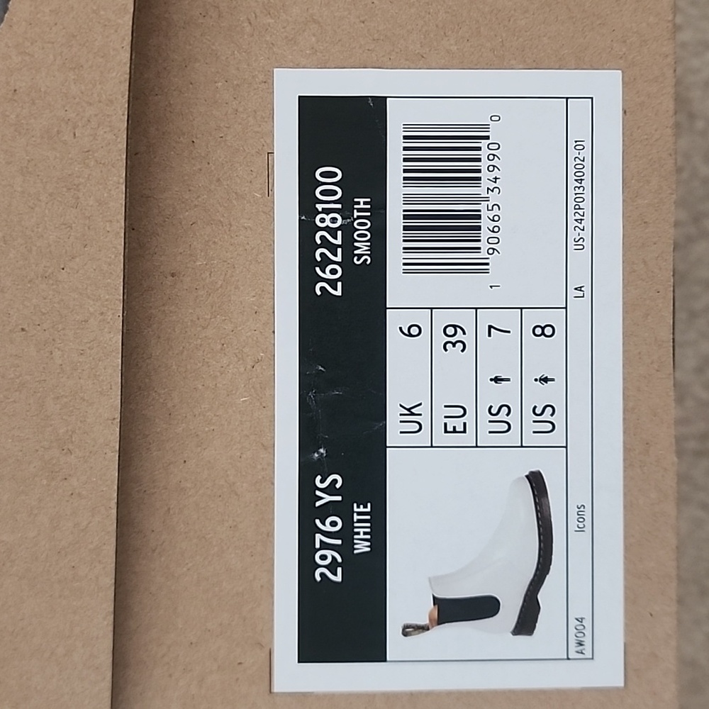 Dr. Martens NIB 2976 Chelsea Boots Size Women’s 8 in White